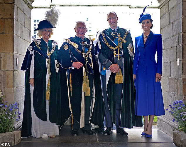 الملكة كاميلا ، الملك تشارلز الثالث ، أمير وأميرة ويلز ، المعروفين باسم دوق ودوقة روثساي أثناء وجودهم في اسكتلندا ، في قصر هوليرود هاوس ، إدنبرة يوم الأربعاء