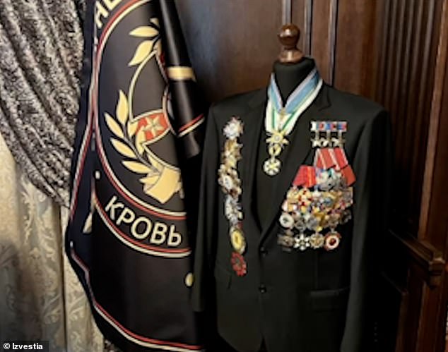 من بين الممتلكات الثمينة للزعيم العسكري الخاص التي تم تصويرها في منزله الفخم في قصره ، كان الزي العسكري الروسي مزينًا بحوالي عشرين ميدالية