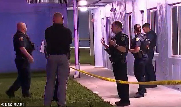 اعلنت الشرطة ان خمسة اشخاص على الاقل بينهم حدثان قتلوا الاربعاء في مجمع سكني في فورت لودرديل