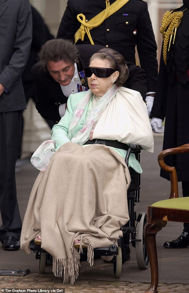 أثار غضب العائلة المالكة في عام 2001 عندما تم تصويره وهو يدفع الأميرة مارجريت المريضة على كرسي متحرك في احتفالات عيد ميلاد الملكة الأم الـ 101