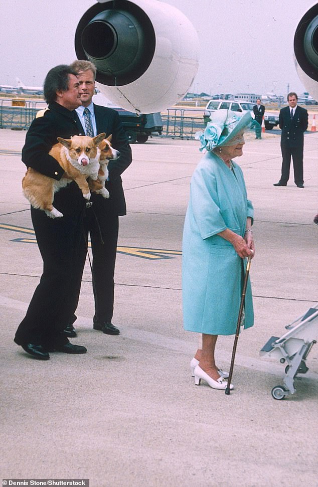 أمضى تالون ، وهو نجل صاحب متجر من كوفنتري ، نصف قرن بصفته وكيلًا للملكة الأم.  أعلاه: تالون يحمل فرس الملكة الأم في مطار هيثرو في عام 1996