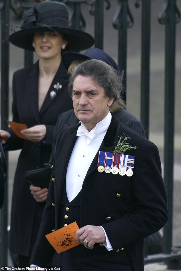 عرض ويليام تالون الرسمي ميدالياته على صدره في جنازة الملكة الأم في وستمنستر أبي في عام 2002