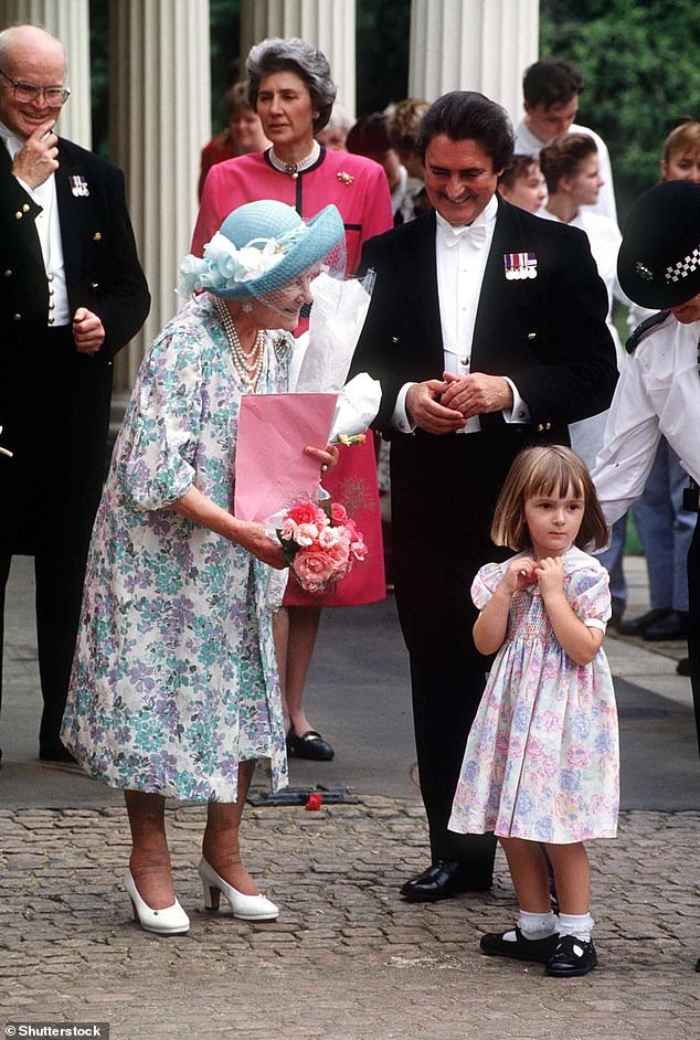 شوهدت تالون مع الملكة الأم وهي تحتفل بعيد ميلادها الـ 94 في كلارنس هاوس عام 1994