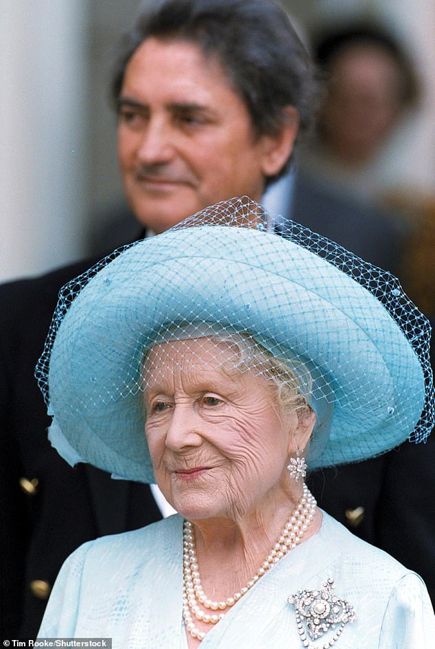 شوهدت تالون خلف الملكة الأم في عيد ميلادها الـ 101 في كلارنس هاوس عام 2001
