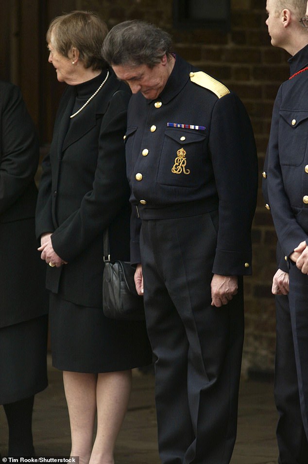 يحني تالون رأسه نحو نعش الملكة الأم عند وصوله إلى قصر سانت جيمس في عام 2002