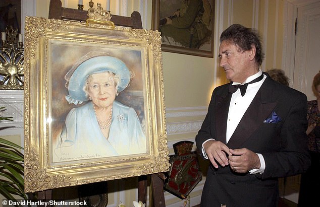 يحدق تالون في صورة تم كشف النقاب عنها حديثًا للملكة موثر في المعهد البولندي ومتحف سيكورسكي في لندن عام 2002