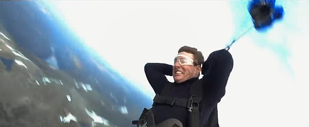 فيديو رائع مدته عشر دقائق من شركة Paramount Pictures يشرح كيف أن كروز قد خاضت سنوات من التدريب ، بما في ذلك 500 القفز بالمظلات و 13000 قفزة موتوكروس للمشهد.