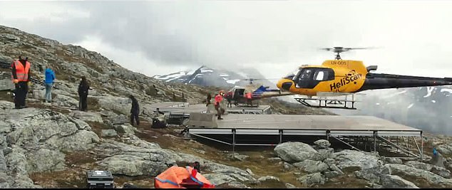 تم بناء الطريق المنحدر في النرويج على مدى عدة أشهر ، مع ضرورة إحضار جميع المعدات بواسطة مروحية