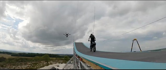 لمحاكاة القفزة ، التي تم تصويرها في النهاية في Hellesylt ، النرويج ، في سبتمبر 2020 ، قام طاقم الفيلم بتكرار منحدر ومحجر - مليء بصناديق من الورق المقوى للقبض على الدراجة النارية - في إنجلترا