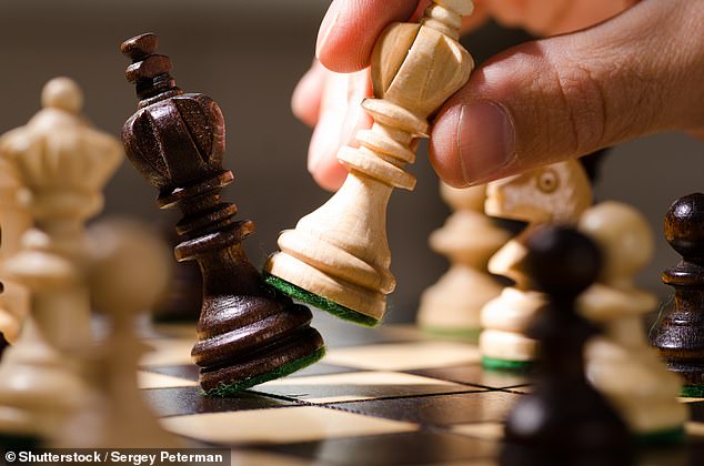 أظهر استطلاع لـ 50 لعبة النسبة المئوية للأطفال الذين لم يلعبوها مطلقًا ، مع وجود لعبة ورق الكريبج في الأعلى بنسبة 38 في المائة.  في الصورة ، لعبة الشطرنج