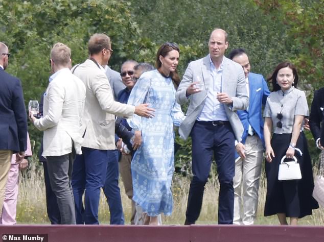 اختارت الأم الملكية لثلاثة أطفال فستانًا أزرق متوسط ​​الطول 550 جنيهًا إسترلينيًا من المصممة Beulah London لهذه المناسبة