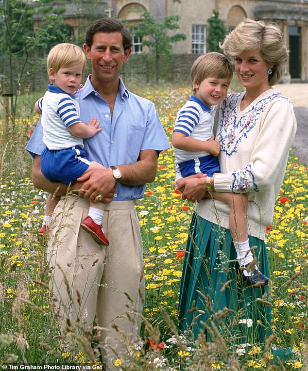 بدت ملابس ليليبت الجميلة أيضًا بمثابة إيماءة إلى والدها ، حيث تشبه حذائها الأحمر على غرار ماري جين نفس الأحذية التي كان يرتديها الأمير هاري عندما كان طفلاً في منتصف الثمانينيات.  في الصورة تشارلز وديانا وأبناؤهم في هايجروف عام 1986