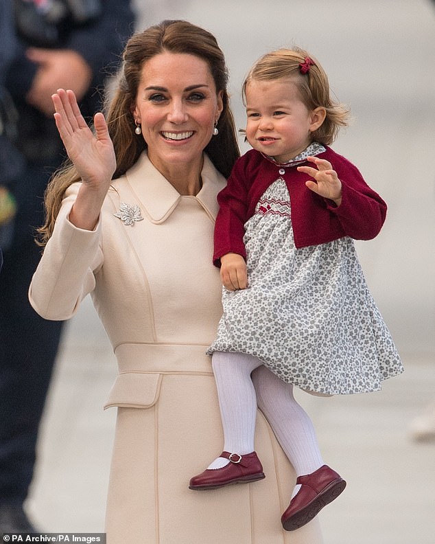 شارك المشجعون الملكيون فرحتهم بملابس الأميرة ليليبت التقليدية وجوارب الركبة - التي تشبه مظهر الأميرة الشابة شارلوت (في الصورة عام 2016)