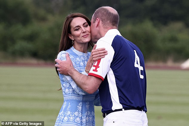 احتضنت الأميرة كيت الأمير ويليام بقبلة عناق حلوة في بطولة Out-Sourcing Inc. Royal Charity Polo Cup 2023 اليوم