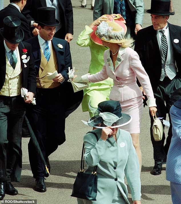التقى الأمير أندرو بإبستين في البداية في عام 1999 من خلال صديقته جيسلين ماكسويل (في الصورة في أسكوت عام 2000)