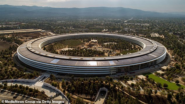 المقر الرئيسي لشركة Apple في وادي السيليكون بالولايات المتحدة.  دعم صندوق المعاشات التقاعدية سيكويا كابيتال ، الذي تأسس في عام 1972 ، شركات مثل Apple و Google و Instagram