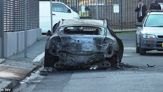 أضرمت النيران في سيارة كيا ستينجر الفضية في مدينة سيدنهام القريبة في أعقاب إطلاق النار بعد ظهر يوم الجمعة.  وبحسب ما ورد عثرت الشرطة على سيارة ميتسوبيشي تريتون محترقة