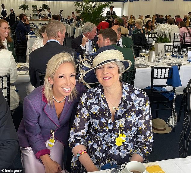 شاركت السيدة ماثيوز الصور في باريس هذا الشهر وفي سباق القوارب مع رئيسة الوزراء البريطانية السابقة تيريزا ماي ، والتي وصفتها بأنها `` محافظان يتسكعا ''.