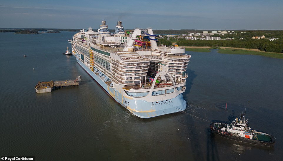 Icon of the Seas هي أكبر سفينة سياحية في العالم ، وقد حصلت على لقب سفينة Royal Caribbean أخرى - Wonder of the Seas