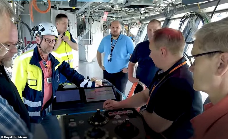 يُظهر الفيديو عمالًا يختبرون المجالات الفنية الرئيسية للسفينة.  تم إجراء الاختبارات الأولية على كل شيء من المحركات الرئيسية إلى نظام الفرامل