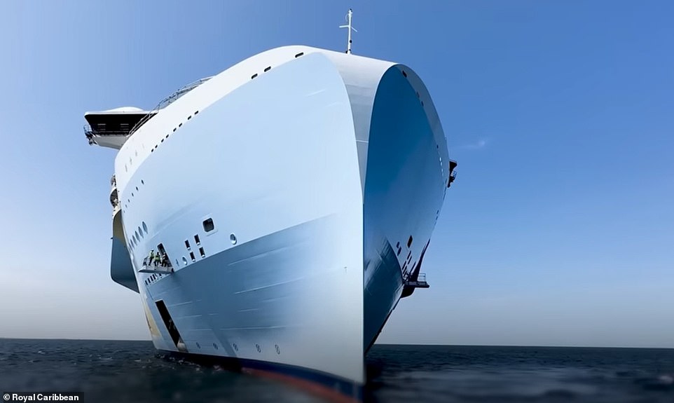 أبحرت Icon of the Seas مئات الأميال قبل أن تعود إلى حوض بناء السفن Meyer Turku في توركو ، فنلندا ، حيث هي قيد الإنشاء.