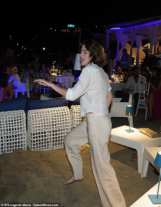 فقدت في الموسيقى!  استعدادًا لحفلة الشاطئ ، قصّرت الممثلة ، 27 عامًا ، مجسمًا أنيقًا بقميص مخطط باللونين الأبيض والبني وبنطلون من الكتان البيج