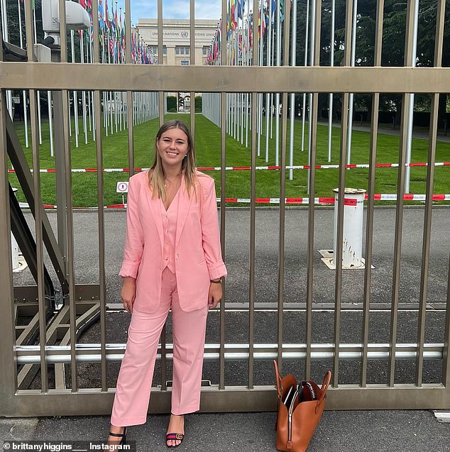 شاركت السيدة هيغين سلسلة من اللقطات لها خارج مقر الأمم المتحدة في جنيف ، مرتدية ملابس رياضية مختلفة