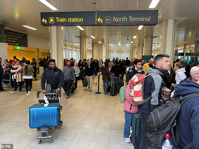 سارعت شركة Gatwick Airport Ltd إلى الإشارة إلى أن الموظفين الذين يستعدون للإضراب لا يعملون في المطار.  في الصورة ، المسافرون يصطفون في طابور لسيارات الأجرة في مطار جاتويك في غرب ساسكس