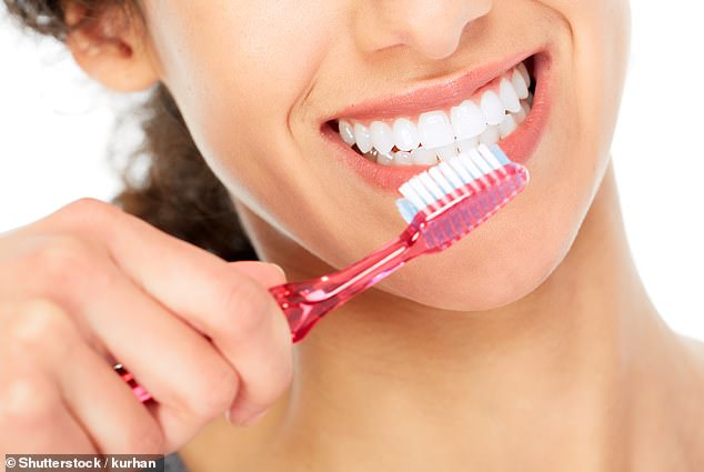 في حين أن تنظيف الأسنان بالفرشاة والخيط أمر أساسي لصحة اللثة ، تظهر الأبحاث أنه يمكن أيضًا درء مرض الزهايمر