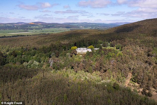 يقع منزل Aultmore داخل منتزه Cairngorms الوطني الجميل في اسكتلندا ، ويتميز بإطلالات خلابة عبر غابة Abernethy وجبال Cairngorm