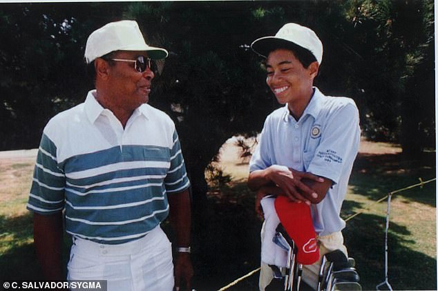 قاد ابنه من معجزة الجولف إلى نجم عالمي (في الصورة عام 1989)