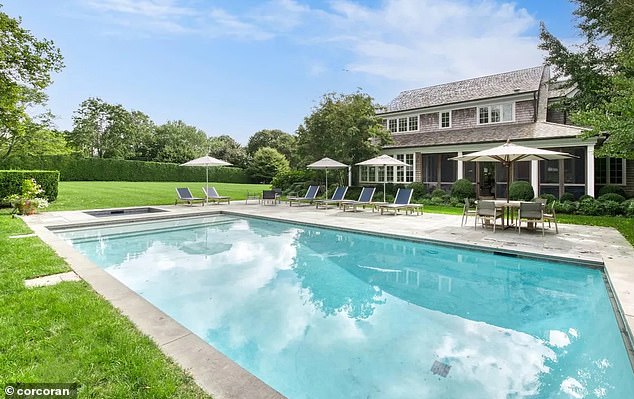 يبيع Zucker حاليًا منزله في Amagansett الذي تبلغ تكلفته 16 مليون دولار