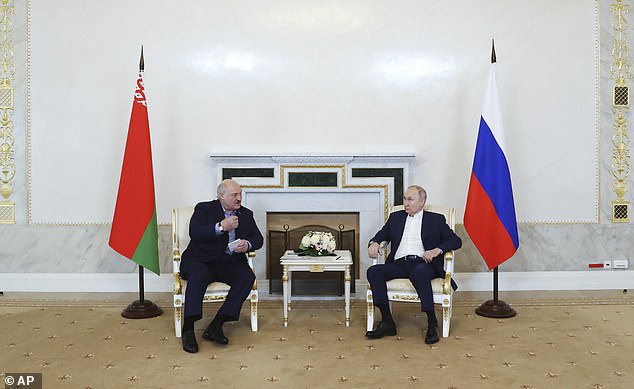 الرئيس الروسي فلاديمير بوتين ، من اليمين ، والرئيس البيلاروسي ألكسندر لوكاشينكو ، إلى اليسار ، يحضران اجتماعًا في سانت بطرسبرغ ، روسيا ، الأحد 23 يوليو 2023