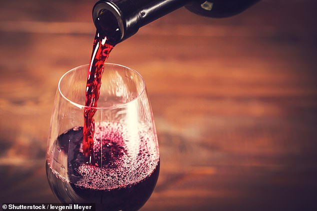 وجدت دراسة أن نبيذ المسكدين يمكن أن يجعل بشرة المرأة تبدو أصغر سنا.  صورة الملف