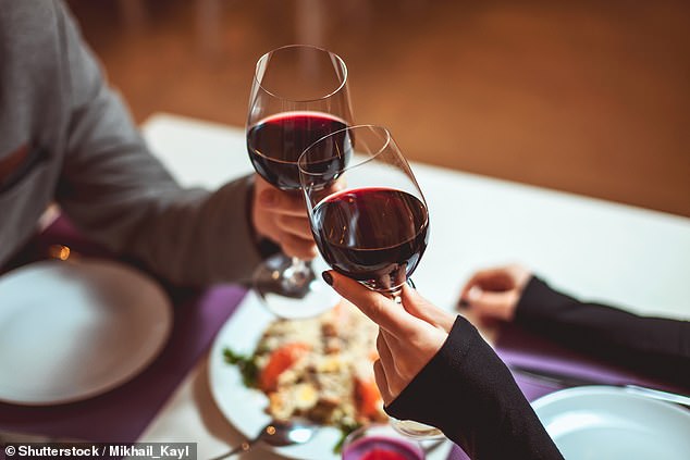 في الدراسة ، تم إخراج الكحول من النبيذ ، لذلك قد لا يعمل كوب من نبيذ المسكدين الكحولي العادي بهذه الطريقة.  صورة الملف