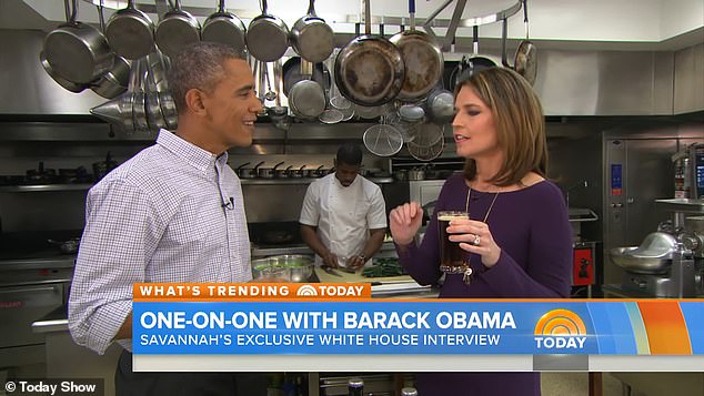 شوهدت كامبل وهي تعد الطعام في الخلفية حيث أجرت سافانا غوثري في برنامج Today Show مقابلة مع الرئيس أوباما آنذاك من البيت الأبيض