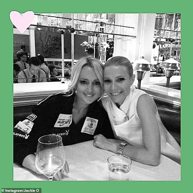 كشفت ملكة الإذاعة Jackie 'O' Henderson ، 48 عامًا (إلى اليسار) ، كيف كان الحال عند تناول العشاء مع نجمة هوليوود جوينيث بالترو ، 50 عامًا (يمينًا) في نيويورك قبل 10 سنوات.  لقد شاركت هذه الصورة المرتدة لاجتماعهم على Instagram يوم الثلاثاء