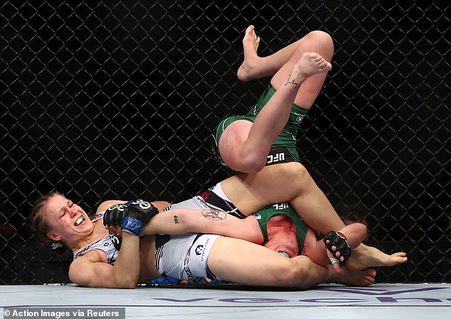 تم تقديم Molly McCann عبر شريط الذراع بواسطة Julija Stoliarenko في UFC London يوم السبت