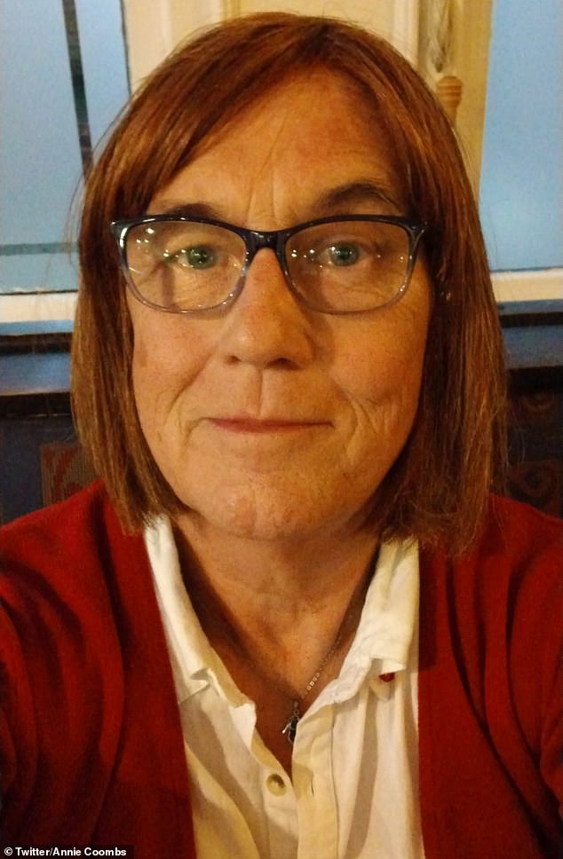 آن كومبس ، 65 عامًا ، تنفست على تويتر بعد أن لم تتمكن من الحصول على مفتاح الخزانة الخاص بها للعمل في غرفة تغيير الملابس النسائية في فندق ميركيور ذو الأربع نجوم في شيفيلد