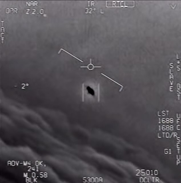 أصدرت وزارة الدفاع الأمريكية ثلاثة مقاطع فيديو رفعت عنها السرية عن `` ظواهر جوية غير مبررة '' في أبريل 2020 لمقاطع فيديو مسربة ، بما في ذلك فيديو UFO الشهير `` tictac '' الذي نشرته نيويورك تايمز في عام 2017