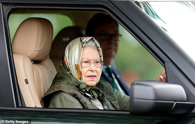 يعتقد البائع أن هذه واحدة من سيارات رينج روفر التي تملكها وتديرها الراحلة جلالة الملكة إليزابيث الثانية (في الصورة: رينج روفر مماثلة مع صاحبة السمو الملكي على عجلة القيادة في عام 2017)