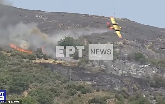 وأظهرت لقطات بثت يوم الثلاثاء الطائرة وهي تكافح حرائق الغابات في جزيرة إيفيا اليونانية (في الصورة) قبل أن تختفي خلف قمة تل في واد.