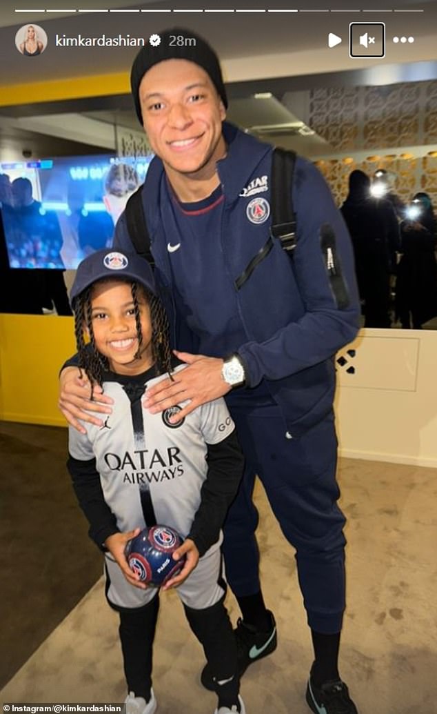 كما حصل ابنها على صورة مع الفرنسي مبابي في مباراة باريس سان جيرمان