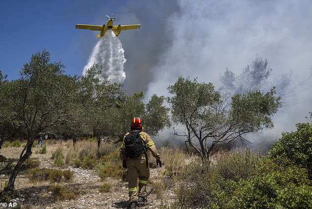 طائرة تسقط المياه فوق حريق هائل في قرية فاتي ، في جزيرة رودس في بحر إيجة ، جنوب شرق اليونان ، يوم الثلاثاء 25 يوليو.