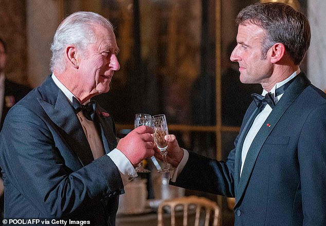 ظهرت يدا الملك المتورمة بالكامل الأسبوع الماضي عندما شرب نخب الرئيس الفرنسي إيمانويل ماكرون خلال مأدبة رسمية في قصر فرساي.