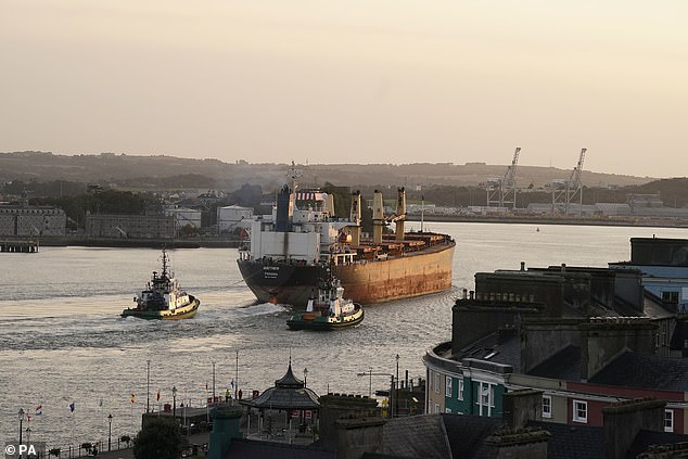 عثرت الشرطة في أيرلندا على كوكايين بقيمة 100 مليون جنيه إسترليني على متن سفينة شحن بعد أن جنحت على الشاطئ بعد مطاردة عبر المحيط الأطلسي.