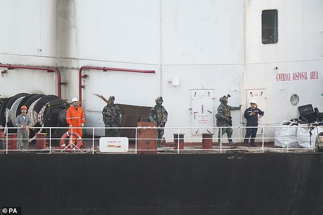 أفراد عسكريون على متن سفينة الشحن المسماة MV Matthew أثناء مرافقتها إلى Cobh في كورك من قبل البحرية الأيرلندية