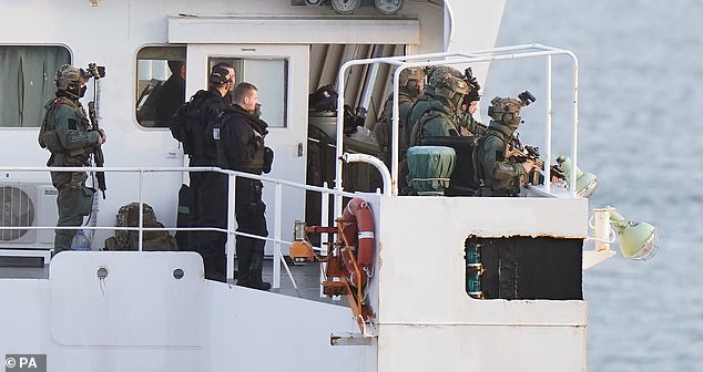 أفراد عسكريون على متن السفينة MV Matthew بعد العثور على 