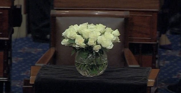 كان مكتب ديان فاينشتاين في مجلس الشيوخ صباح يوم الجمعة مغطى بقطعة قماش سوداء وعليه مزهرية من الورود البيضاء