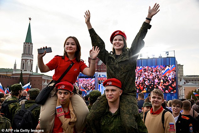 بالأمس، تجمع المئات من المؤيدين في حفل موسيقي احتفالي في الساحة الحمراء في موسكو، رغم أن بوتين لم يكن حاضرا.